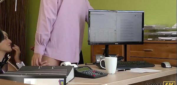 LOAN4K. Chérie donne une poule mouillée pour le forage à un agent de prêt coquine